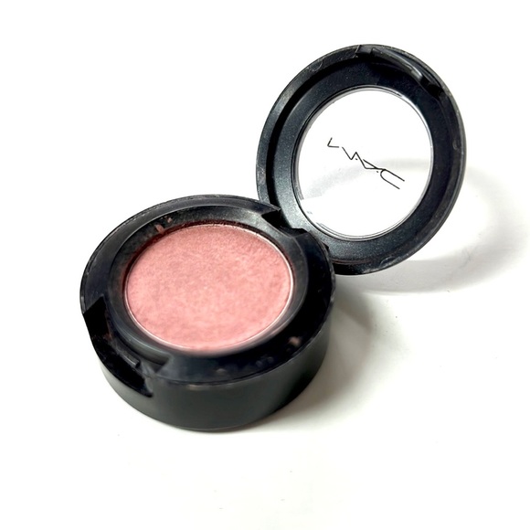 MAC eyeshadow Girlie satin - Picture 2 of 5